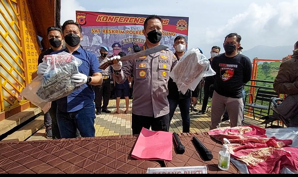 Kapolresta Bandung Kombes Pol Kusworo Wibowo saat memperlihatkan barang bukti. (Yully S Yulianty/Jabar Ekspres)