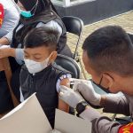 Vaksinasi anak yang diselenggarakan Polresta Bandung di obyek wisata Dreamland, Cicalengka Bandung pada Selasa (11/1)