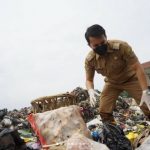 Wakil Bupati Bandung Sahrul Gunawan saat meninjau gunungan sampah di Pasar Majalaya.