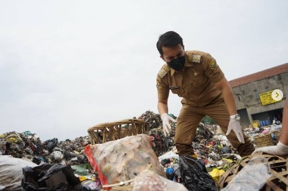 Wakil Bupati Bandung Sahrul Gunawan saat meninjau gunungan sampah di Pasar Majalaya.