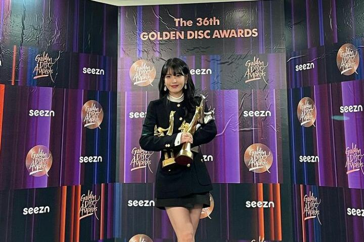 IU memamerkan piala Daesang GDA untuk lagu "Celebrity" yang ditulisnya sendiri.