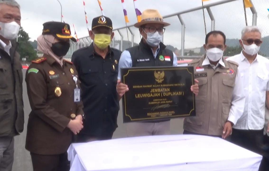 Gubernur Jawa Barat Ridwan Kamil saat meresmikan Double Track Leuwigajah di Cimahi, Rabu (12/01)