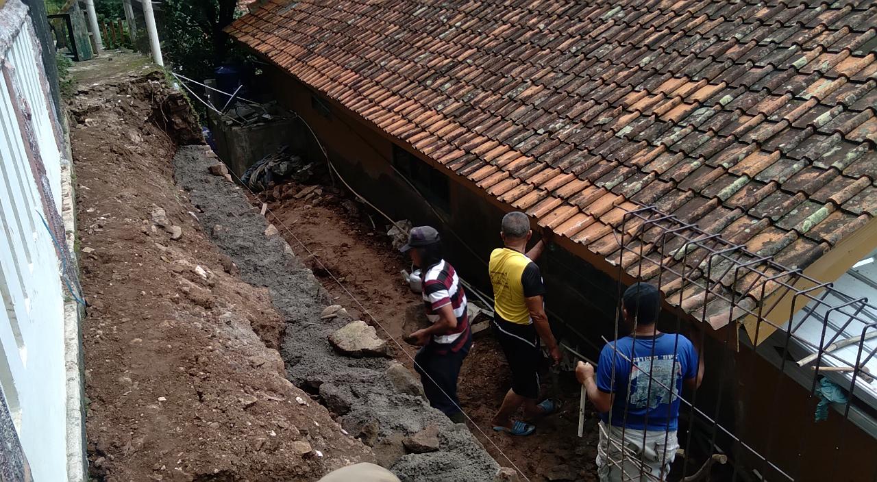 Rumah Isur, 52, warga Dusun Cibitung, RT03 RW03, Desa Sawahdadap, Kecamatan Cimanggung, Kabupaten Sumedang yang jebol tertimpa TPT mulai diperbaiki. (Jabar Ekspres)