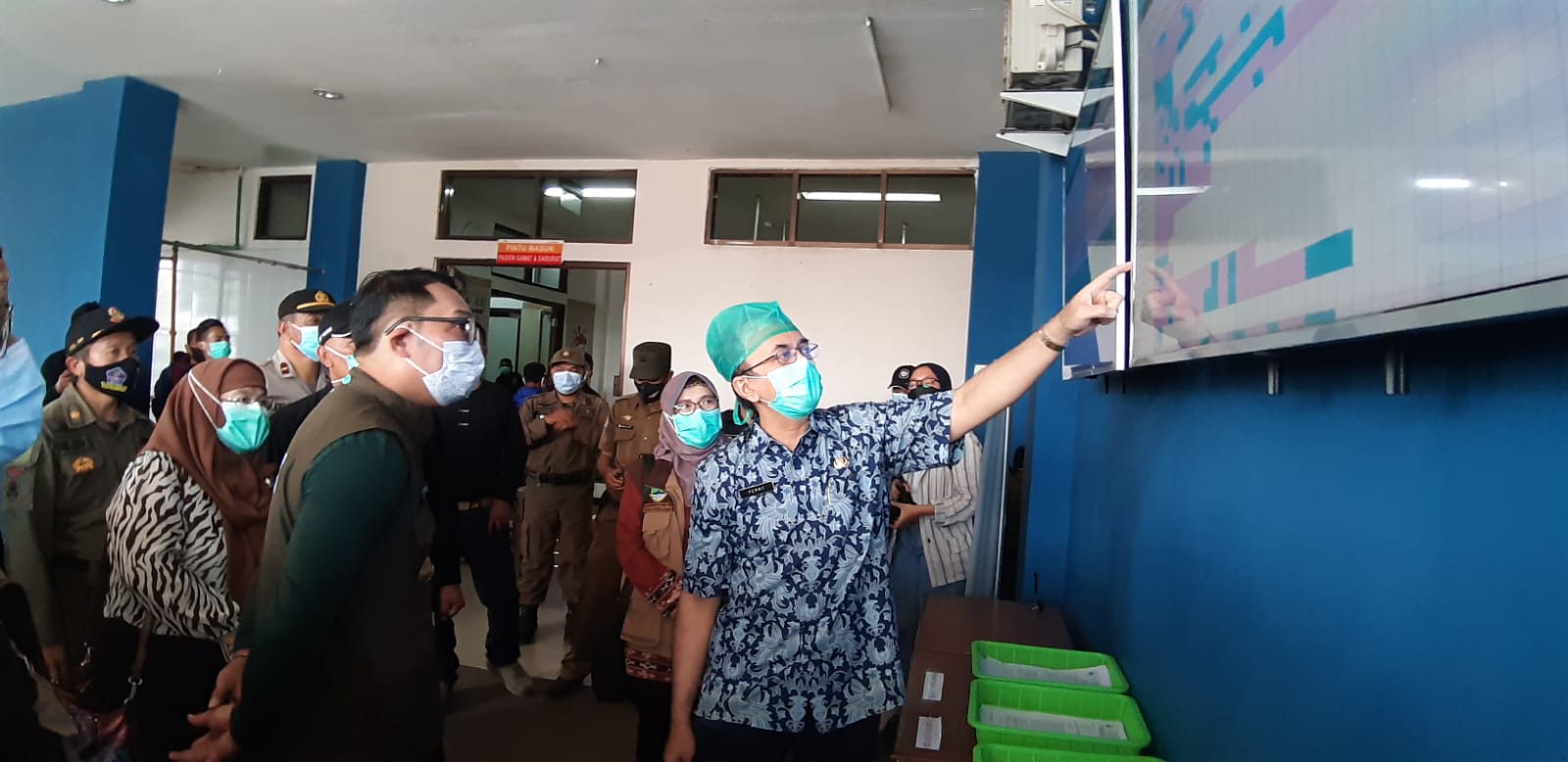 Ilustrasi : Gubernur Jawa Barat Ridwan Kamil meninjau ruang Isolasi Covid-19 di RSUD Al Ihsan, beberapa waktu lalu. (Yully S Yulianty/Jabar Ekspres)