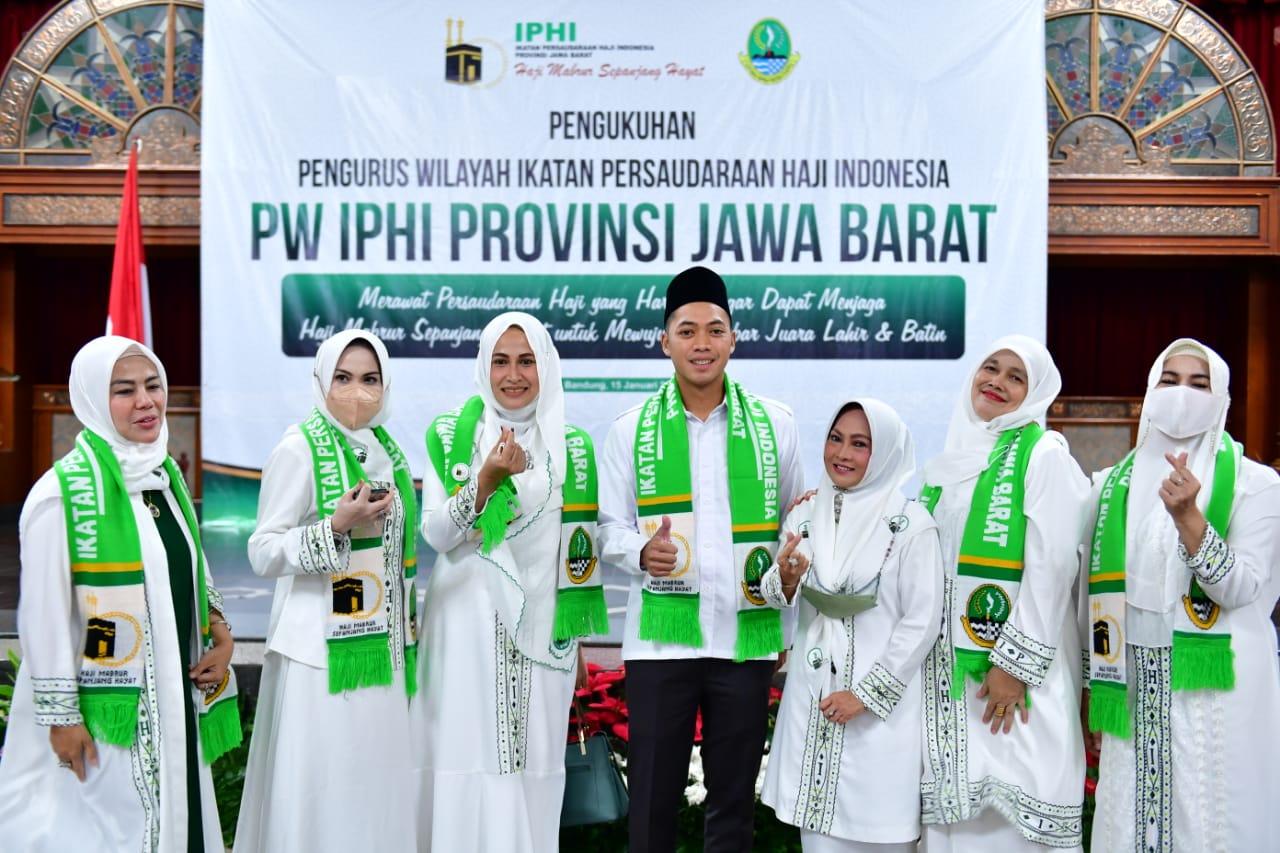 SEMANGAT PEMUDA: Rasyid Rajasa (tengah) foto bersama usai dilantik sebagai Wakil Sekretaris PW IPHI Jabar di Pusdai, Sabtu (15/1).