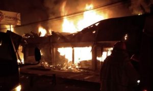 Kebakaran yang melanda Pasar Bululawang yang terletak di Kecamatan Bululawang, Kabupaten Malang, Jawa Timur pada Ahad (16/1/2022). (ANTARA/HO-Damkar Kabupaten Malang)