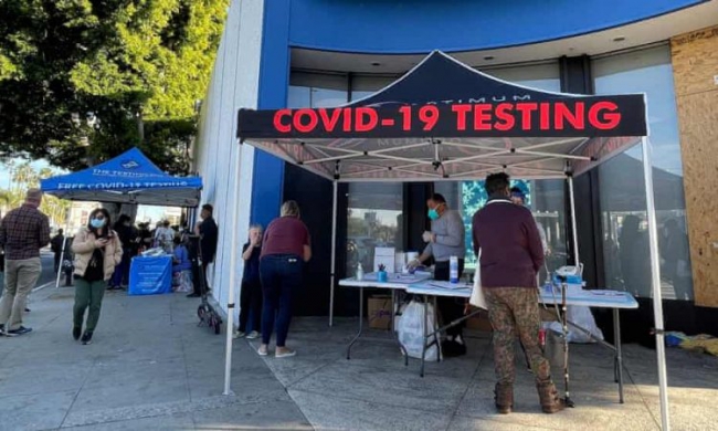 Ilustrasi warga AS mengikuti tes Covid-19. Setelah mencapai puncak tertinggi kasus Covid-19 varian Omicron dengan 1,5 juta kasus dalam sehari, saat ini sejumlah negara bagian di Amerika Serikat mulai melaporkan penurunan kasus. (The Guadian)
