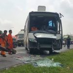 Bus pariwisata ‘Surya Putra’ yang mengalami kecelakaan dan terguling di jalan tol