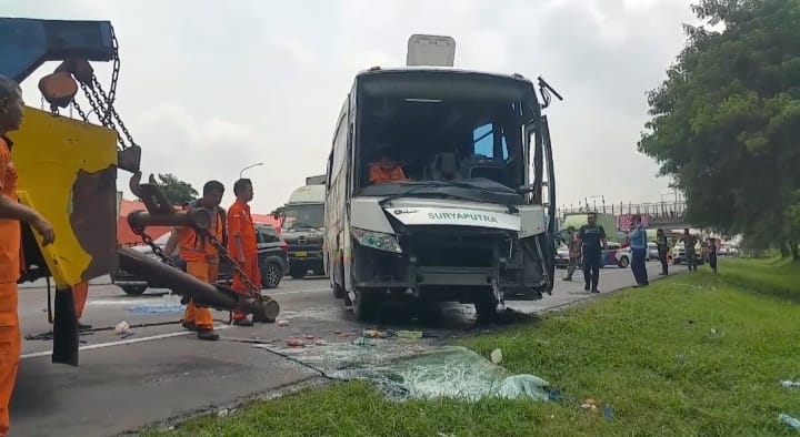 Bus pariwisata ‘Surya Putra’ yang mengalami kecelakaan dan terguling di jalan tol