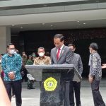 Presiden Jokowi saat menandatangan prasasti peresmian Gedung pusat perbelanjaan baru di UNPAR Kota Bandung seusai memberikan materi Presidential Lecture kepada mahasiswa. Senin (17/1). Foto. Sandi Nugraha