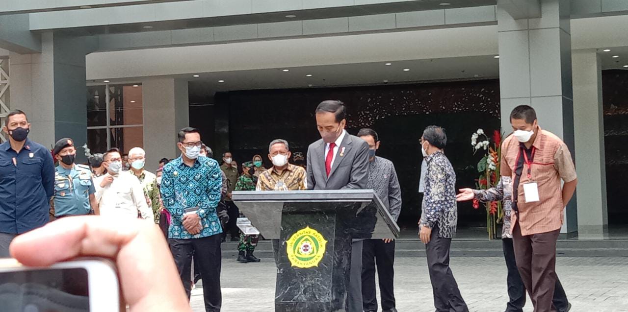 Presiden Jokowi saat menandatangan prasasti peresmian Gedung pusat perbelanjaan baru di UNPAR Kota Bandung seusai memberikan materi Presidential Lecture kepada mahasiswa. Senin (17/1). Foto. Sandi Nugraha