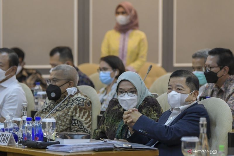 Menteri Perencanaan Pembangunan Nasional (PPN)/Badan Perencanaan Pembangunan Nasional (Bappenas) Suharso Monoarfa (kanan) mengikuti rapat panitia kerja dengan Panitia Khusus (Pansus) Rancangan Undang-Undang Ibu Kota Negara (RUU IKN) di Kompleks Parlemen, Jakarta, Kamis (13/1/2022). (ANTARA FOTO/Galih Pradipta/hp)