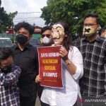 Seorang mahasiswi menunjukkan poster terkait kekerasan seksual di Universitas Padjadjaran, Kota Bandung, Jawa Barat, Senin (17/1/2022) saat Menristekdikti) Nadiem Makarim berkunjung ke kampus itu . (FOTO ANTARA/Bagus Ahmad Rizaldi)