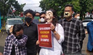 Seorang mahasiswi menunjukkan poster terkait kekerasan seksual di Universitas Padjadjaran, Kota Bandung, Jawa Barat, Senin (17/1/2022) saat Menristekdikti) Nadiem Makarim berkunjung ke kampus itu . (FOTO ANTARA/Bagus Ahmad Rizaldi)