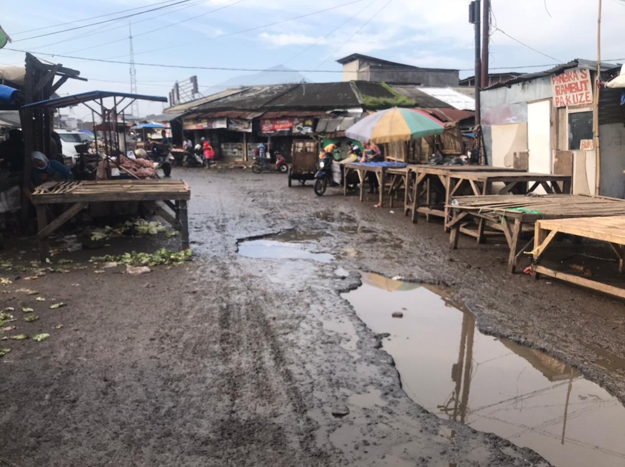 Pasar Guntur Ciawitali Garut becek tampak tak terpelihara. Kadisperindag menyebut dengan keterbatasan anggaran pembangunan pasar Guntur belum bisa dilaksanakan