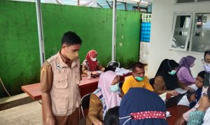 Kepala Puskesmas Rancakalong, Yayat Nurhidayat saat meninjau pelaksanaan vaksinasi anak usia 6 sampai 11 tahun.
