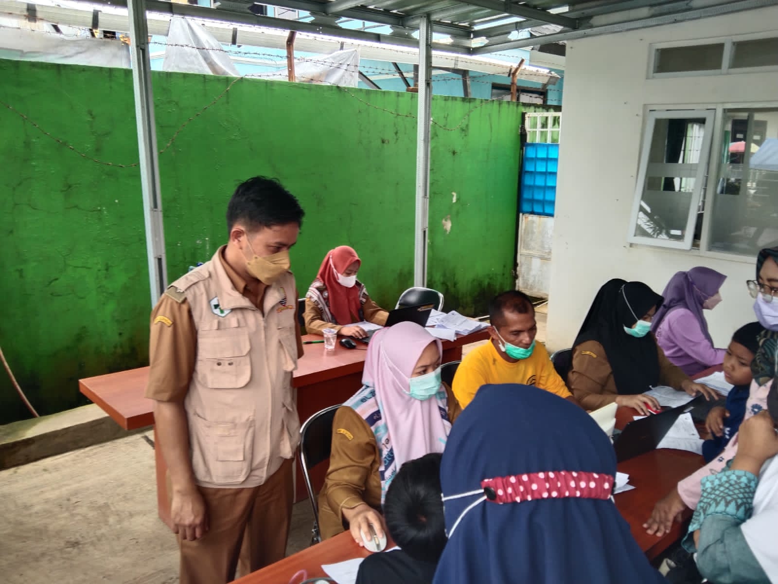 Kepala Puskesmas Rancakalong, Yayat Nurhidayat saat meninjau pelaksanaan vaksinasi anak usia 6 sampai 11 tahun.