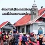 Tangkapan layar video pembongkaran atap masjid yang mirip gereja di Bima.