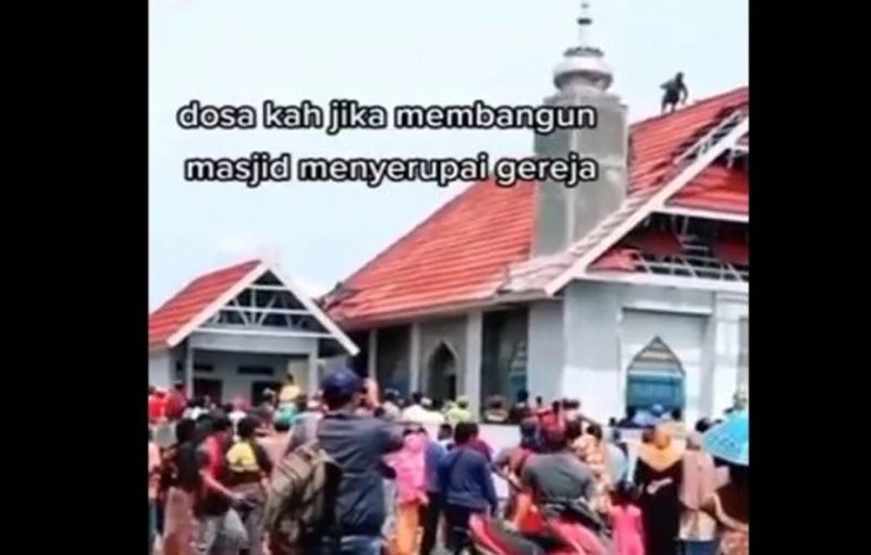 Tangkapan layar video pembongkaran atap masjid yang mirip gereja di Bima.