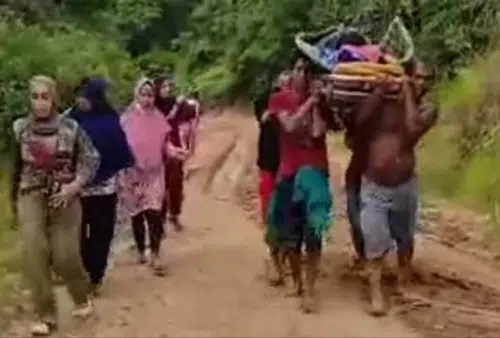 Tangkapan layar video ibu hamil yang akan melahirkan terpaksa digotong menggunakan tandu saat akan dibawa ke rumah sakit.