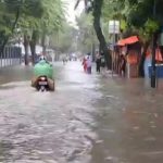 Banjir menggenang Jalan Bujana Tirta, Pulogadung, Jakarta Timur, Selasa (18/1). Foto: Dean Pahrevi/JPNN.com