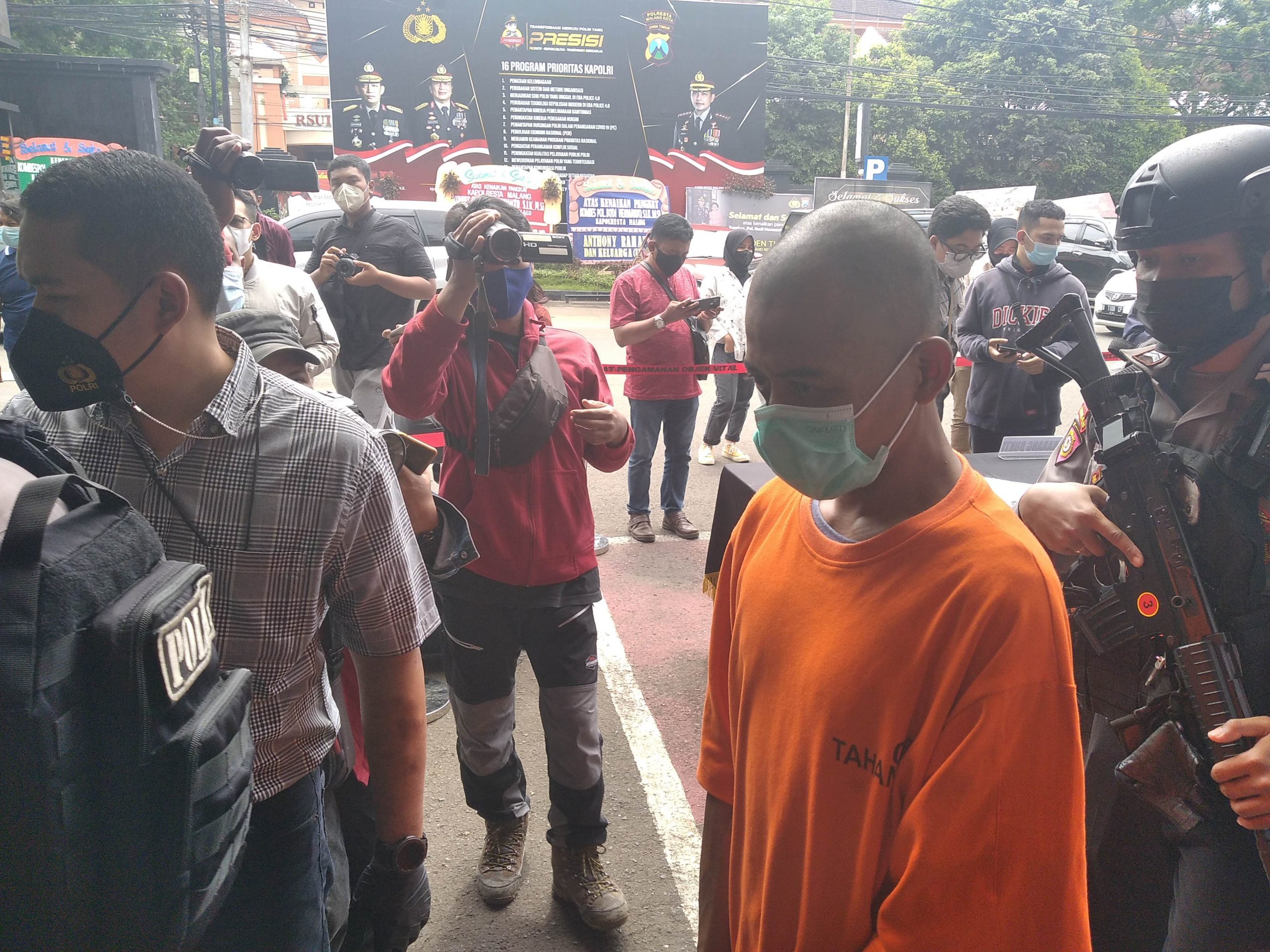 Guru tari di Malang, YR (37) diringkus lantaran diduga mencabuli dan menyetubuhi anak didiknya. Foto: Ridho Abdullah/jpnn.com