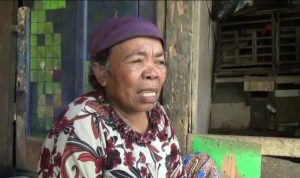 Salah seorang penghuni rumah tidak layak huni di Desa Lagadar Kecamatan Margaasih Kabupaten Bandung.