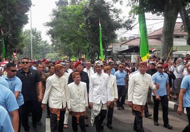 Presiden Joko Widodo saat menghadiri acara penganugerahan Pini Sepuh di Paguyuban Pasundan, Bandung pada Minggu (11/11/2018). Foto: Bayu Prasetyo/Antara