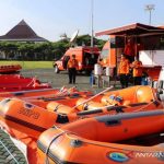 BPBD Kabupaten Bekasi, Jawa Barat menyiapkan perahu karet untuk didistribusikan ke titik rawan banjir. (ANTARA/Pradita Kurniawan Syah).