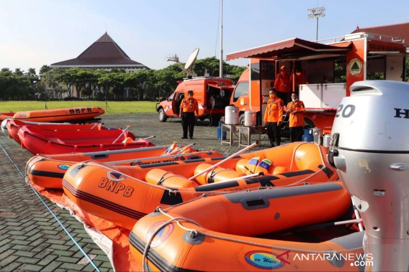 BPBD Kabupaten Bekasi, Jawa Barat menyiapkan perahu karet untuk didistribusikan ke titik rawan banjir. (ANTARA/Pradita Kurniawan Syah).