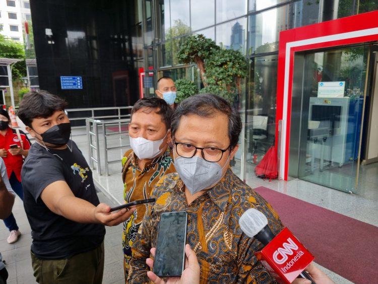 Dosen Universitas Negeri Jakarta (UNJ) Ubedilah Badrun di Gedung KPK, Jakarta, Rabu (26/1). (Muhammad Ridwan/JawaPos.com)