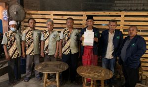 Pengurus Cabang (PC) Muhammadiyah Karawang Barat menunjukkan surat laporan Polisi terhadap ketua PD Muhammadiyah Karawang.