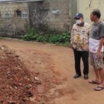 Aparatur Kelurahan Gandul saat memantau perbaikan drainase (istimewa)