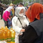 Pemkot Bandung gelar operasi Pasar pada saat harga Minyak goreng melambung tinggi. Foto. Sandi Nugraha.