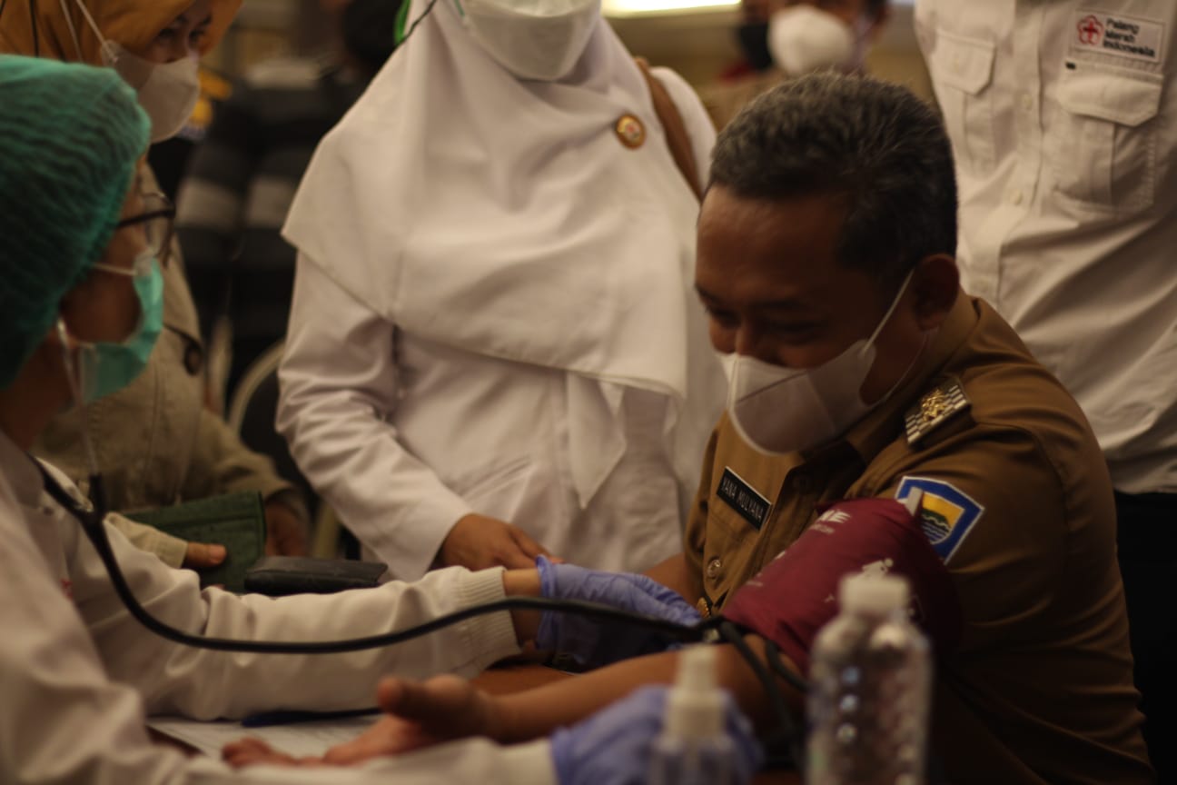 PLT Walikota Bandung, Yana Mulyana saat akan melakukan donor darah, Senin (24/1). Foto. Sandi Nugraha