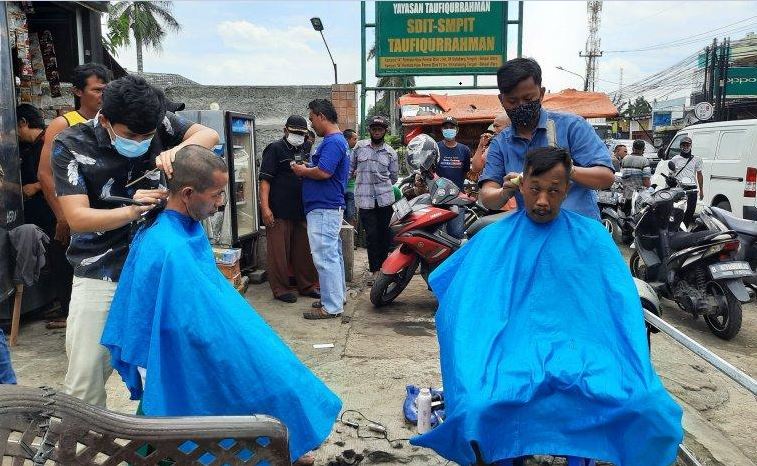 Beberapa warga yang mengikuti aksi gundul massal di pinggir jalan di Bekasi.