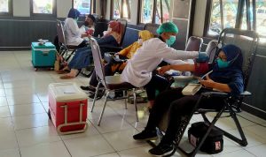 Aksi donor darah yang dilakukan di Kecamatan Rancasari, sebagai salah satu langkah penanganan DBD, untuk mencukupi ketersdiaan kebutuhan darah bagi pasien DBD. (foto:Rita/ Jabarekspres)