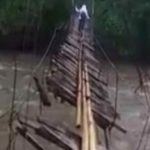 Tangkapan layar video yang memperlihatkan kondisi jembatan yang nyaris putus sangat membahayakan seorang pelajar yang berusaha melintasinya.
