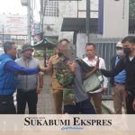 PENGAMANAN : Seorang ODGJ saat diamankan petuga Satpol PP dan Dinsos Kota Sukabumi.