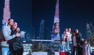 Georgina Rodriguez berpose dengan gambar dirinya yang ditayangkan di videotron Burj Khalifa. (CRISTIANO RONALDO/INSTAGRAM )