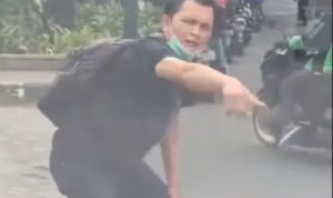 Tangkapan layar video dimana seorang pria terpincang-pincang mengaku jadi korban tabrak lari dari sebuah mobil,