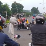 Salah satu badut yang beraksi menghibur dijalanan Kabupaten Cianjur.