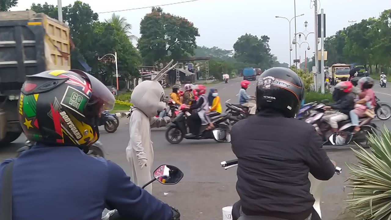 Salah satu badut yang beraksi menghibur dijalanan Kabupaten Cianjur.