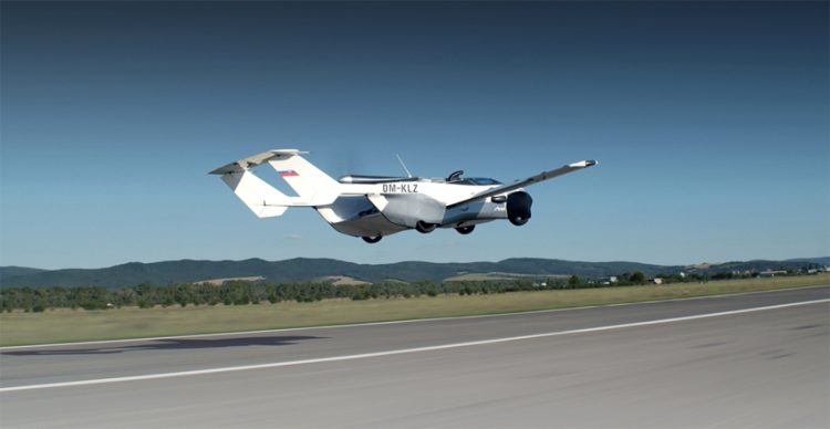 AirCar (mobil terbang) dalam satu sesi uji terbang dan mendarat (KleinVision)