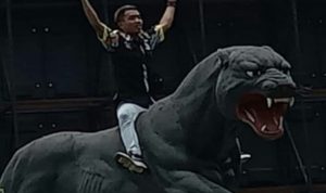 Anggota Ormas GMBI Naiki Patung Macan Lodaya Mapolda Jabar dan Tuntut Kapolda Dicopot  atas kasus pengeroyokan anggota GMBI di Karawang