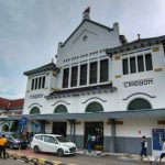 Arsitektur bergaya eropa Stasiun Cirebon masih tegak berdiri kokoh sebagai saksi bisu kemasuran Kota Cirebon sebagai pusat perdagangan negara-negara di Dunia. (Foto: akun Twiter @rizkidwika)