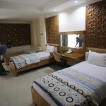 ILUSTRASI: Petugas merapikan kamar untuk jemaah umrah di Asrama Haji, Pondok Gede, Jakarta Timur, Rabu (1/12/2021). (Dery Ridwansah/ JawaPos.com)