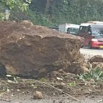 Bongkahan Batu sebesar mobil tiba-tiba longsor dan menutupi sebagian jalan Cadas Pangeran Kabupaten Sumedang