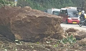 Bongkahan Batu sebesar mobil tiba-tiba longsor dan menutupi sebagian jalan Cadas Pangeran Kabupaten Sumedang