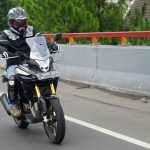 Pengendara sepeda motor menggunakan jaket yang aman saat berkendara.